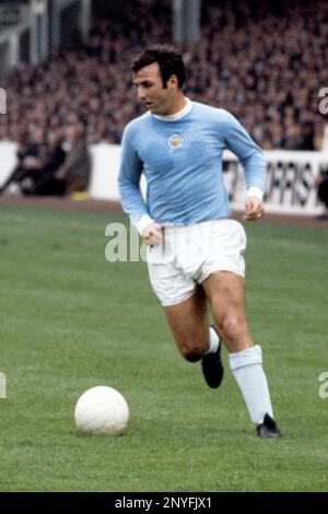 Photo du dossier datée du 22-08-1970 de Manchester City Full Back Glyn Pardoe. Tommy Doyle, milieu de terrain de Sheffield United, rêve d'imiter ses grands-pères célèbres en jouant à Wembley. Le loanee de Manchester City a regardé des séquences vidéo de son grand-père paternel Mike Doyle et de son grand-père maternel Glyn Pardoe jouant à Wembley pour City à la fin de 1960s et 1970s. Date de publication : jeudi 2 mars 2023. Banque D'Images