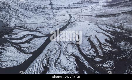 Vue de dessus de drone de l'estuaire de rivière couvert de neige en Islande Banque D'Images