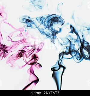 Fumée rose et bleue vibrante translucide et tourbillons de encens aromatiques colorés sur fond blanc Banque D'Images