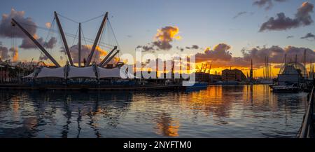 GÊNES, ITALIE, 5 DÉCEMBRE 2022 - vue panoramique sur l'ancien port de Gênes au coucher du soleil, Italie Banque D'Images