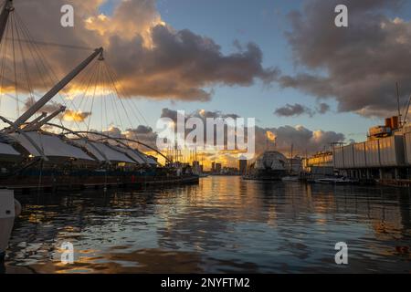 GÊNES, ITALIE, 5 DÉCEMBRE 2022 - vue de l'ancien port de Gênes au coucher du soleil avec ciel couvert de nuages, Italie Banque D'Images