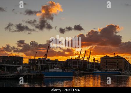 GÊNES, ITALIE, 5 DÉCEMBRE 2022 - vue de l'ancien port de Gênes au coucher du soleil, Italie Banque D'Images