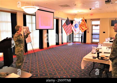 Aumônier (lieutenant-colonel) Amy Noble, avec le bureau de soutien religieux de la garnison de fort McCoy, donne la bénédiction et la prière finale le 19 janvier 2023, au cours de la 2023 fort McCoy, Wisconsin, Martin Luther King Jr Journée de célébration au centre communautaire McCoy. Des dizaines de personnes ont assisté à l'événement coordonné par le Bureau de l'égalité des chances de fort McCoy. Marcus Gentry, innovateur, conférencier et consultant, a servi de conférencier invité. Banque D'Images