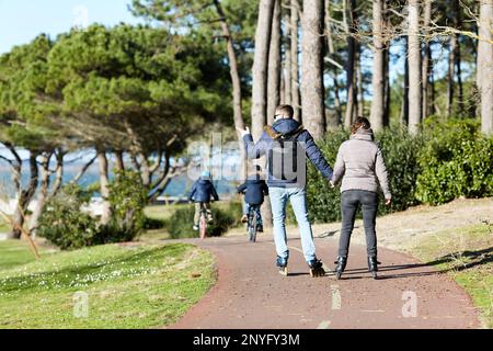 couple de roller sur la piste cyclable près de la mer Banque D'Images