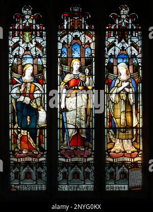 Vitraux représentant Mercy, Justice, humilité dans l'église de Saint Cyriac, Lacock, Wiltshire, Angleterre, Royaume-Uni par Benjamin gay, Bristol 1904 Banque D'Images