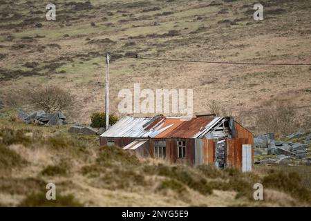 Vieux bâtiment de ferme caché dans les collines de Dartmoor à gauche de tomber en morceaux Banque D'Images