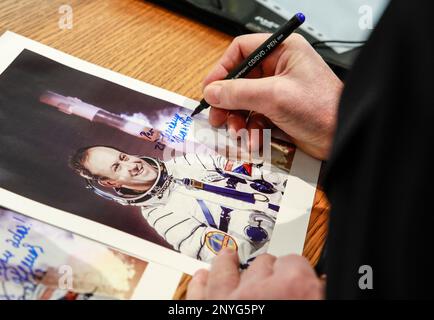 Brno, République tchèque. 02nd mars 2023. Le premier cosmonaute tchécoslovaque Vladimir Remek donne des autographes lors de la Journée spatiale de Brno à l'occasion du 45th anniversaire de la première mouche de la Tchécoslovaquie dans l'espace à l'Observatoire et au planétarium de Brno, République tchèque, 2 mars 2023. Crédit: Monika Hlavacova/CTK photo/Alamy Live News Banque D'Images