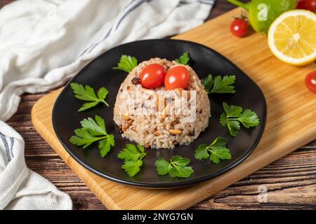 Riz aux amandes. Spécialités turques. Riz au poivre noir, à la cannelle, aux épices, aux raisins de Corinthe, aux amandes et au riz. La nourriture du Ramadan. nom local ic pila Banque D'Images