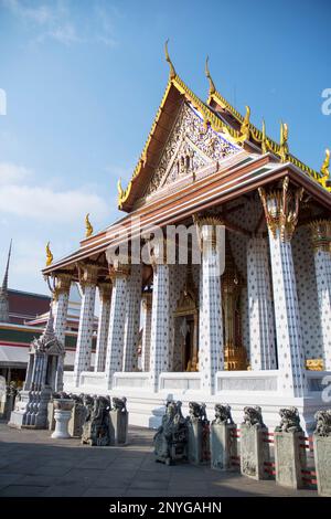 Vue sur la salle d'ordination de Wat Arun. L'ubosot ou la salle d'ordination abrite l'image de Bouddha principale du Wat Arun Banque D'Images