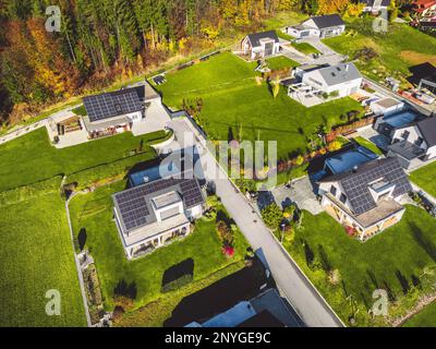 Vue aérienne en haut vers le bas des maisons nouvellement construites avec des panneaux solaires sur les toits Banque D'Images