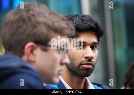 Les coprésidents du comité des médecins subalternes de la BMA, Vivek Trivedi (à droite) et Rob Laurenson, parlent aux médias à l'extérieur du ministère de la Santé et des Affaires sociales de Londres, après une réunion avec le secrétaire à la Santé, Steve Barclay, après avoir voté massivement en faveur de l'action industrielle. Date de la photo: Jeudi 2 mars 2023. Banque D'Images