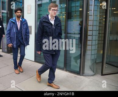 Coprésidents du comité des médecins subalternes de la BMA, Vivek Trivedi (à gauche) et Rob Laurenson, à l'extérieur du ministère de la Santé et des soins sociaux de Londres, après une réunion avec le secrétaire à la Santé, Steve Barclay, après avoir voté massivement en faveur de l'action industrielle. Date de la photo: Jeudi 2 mars 2023. Banque D'Images