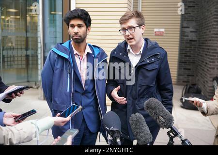 Les coprésidents du comité des médecins subalternes de la BMA, Vivek Trivedi (à gauche) et Rob Laurenson, parlent aux médias à l'extérieur du ministère de la Santé et des Affaires sociales de Londres, après une réunion avec le secrétaire à la Santé, Steve Barclay, après avoir voté massivement en faveur de l'action industrielle. Date de la photo: Jeudi 2 mars 2023. Banque D'Images