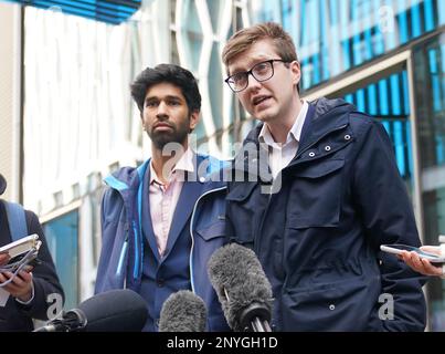 Les coprésidents du comité des médecins subalternes de la BMA, Vivek Trivedi (à gauche) et Rob Laurenson, parlent aux médias à l'extérieur du ministère de la Santé et des Affaires sociales de Londres, après une réunion avec le secrétaire à la Santé, Steve Barclay, après avoir voté massivement en faveur de l'action industrielle. Date de la photo: Jeudi 2 mars 2023. Banque D'Images