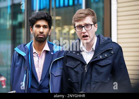 Les coprésidents du comité des médecins subalternes de la BMA, Vivek Trivedi (à gauche) et Rob Laurenson, parlent aux médias à l'extérieur du ministère de la Santé et des Affaires sociales de Londres, après une réunion avec le secrétaire à la Santé, Steve Barclay, après avoir voté massivement en faveur de l'action industrielle. Date de la photo: Jeudi 2 mars 2023. Banque D'Images