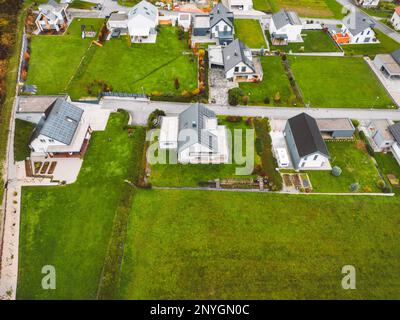 Parcelles de terrain avec des maisons familiales nouvellement construites à l'extérieur de la ville dans la communauté suburbaine Banque D'Images