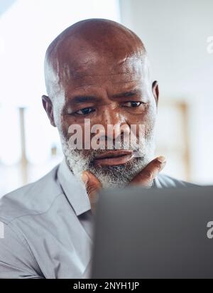 Chef de la direction, homme noir et penser avec des démangeaisons, du stress et de l'anxiété sur le lieu de travail, l'ordinateur et la date limite. Leader, directeur et afro-américain Banque D'Images