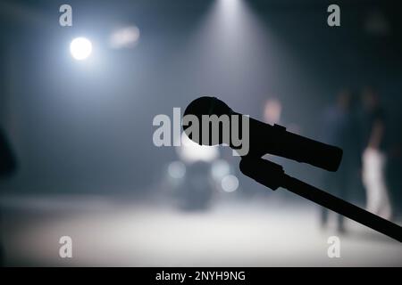 Gros plan d'un microphone. La silhouette montre le micro sur le support. Il est prêt pour le chanteur. Il y a de l'espace pour le texte Banque D'Images