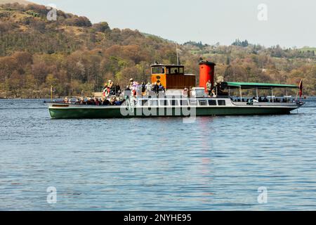 Touristes à bord Ullstwater Steamers Motor Yacht le bateau à vapeur Lady of the Lake approchant Howtown Pier sur Ullswater le Lake District, Cumbria Banque D'Images