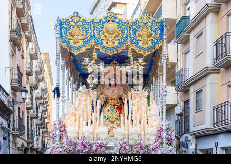 La procession de la semaine Sainte de l'ODEPA (plate-forme ou trône) notre Dame des Anges, Nuestra Señora de Los Angeles, à travers les rues de la ville de Huelva Banque D'Images