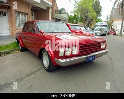 Bernal, Argentine - 18 septembre 2022 : vieille berline rouge Falcon 1970s quatre portes garée dans la rue. Salon de la voiture classique. Banque D'Images