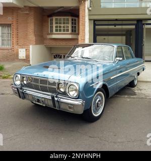 Bernal, Argentine - 18 sept. 2022: Vieille berline Falcon 1960s quatre portes bleu ciel garée dans la rue. Salon de la voiture classique. Banque D'Images