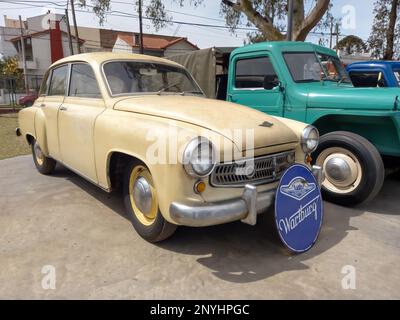 Lanus, Argentine - 25 septembre 2022 : berline jaune ancien Wartburg 311 quatre portes vers 1960. Logo et tableau des marques. Salon automobile classique AAA 2022. Banque D'Images