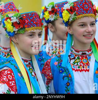 Des danseuses adolescentes vêtues de costumes nationaux ukrainiens attendent un spectacle dans les coulisses. Kiev, Ukraine Banque D'Images