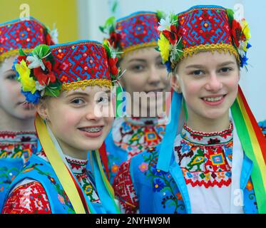 Des danseuses adolescentes vêtues de costumes nationaux ukrainiens attendent un spectacle dans les coulisses. Kiev, Ukraine Banque D'Images