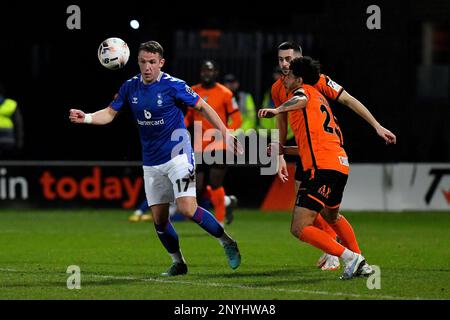 John Rooney de Oldham Athletic Association football Club défenses avec Courtney Senior du Barnett football Club lors du match de la Vanarama National League entre Barnett et Oldham Athletic au Underhill Stadium, Londres, le mardi 28th février 2023. (Photo : Eddie Garvey | ACTUALITÉS MI) Credit : ACTUALITÉS MI et sport /Actualités Alay Live Banque D'Images