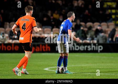 John Rooney, du club de football de l'association Oldham Athletic, et Daniele Collinge, du club de football de Barnett, lors du match de la Vanarama National League entre Barnett et Oldham Athletic au stade Underhill, Londres, le mardi 28th février 2023. (Photo : Eddie Garvey | ACTUALITÉS MI) Credit : ACTUALITÉS MI et sport /Actualités Alay Live Banque D'Images