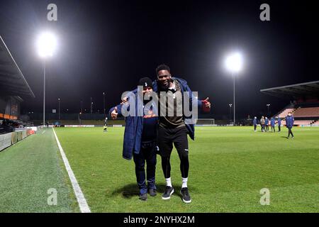 Oldham kit man Dean Pickering SNR et Mike Fondop du club de football de l'association d'athlétisme d'Oldham lors du match de la Vanarama National League entre Barnett et Oldham Athletic au stade Underhill, Londres, le mardi 28th février 2023. (Photo : Eddie Garvey | ACTUALITÉS MI) Credit : ACTUALITÉS MI et sport /Actualités Alay Live Banque D'Images