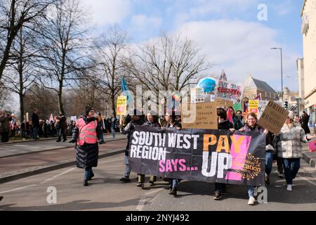 Bristol, Royaume-Uni. 2nd mars 2023. Des professeurs en grève tiennent un rassemblement sur College Green à Bristol avant de marcher dans la ville. Les enseignants sont frappants parce qu'ils croient qu'ils ne sont pas suffisamment payés; les offres du gouvernement d'une hausse inférieure à l'inflation ont été rejetées par le Syndicat national de l'éducation (NEU). L'Union dit que le sous-financement de l'éducation par le gouvernement affecte les enfants. Les responsables de l'enseignement disent qu'il est maintenant très difficile d'attirer et de retenir de bons enseignants en raison des réductions de salaire historiques à terme et de mauvaises conditions de travail. Crédit : M. Standfast/Alay Live News Banque D'Images