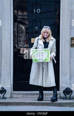 Londres, Royaume-Uni. 2 mars 2023. L’actrice orientale Michelle Collins, et l’ambassadrice de Barnardo, ont présenté une pétition de Barnardo au 10 Downing Street signée par plus de 32 000 personnes qui demandent au gouvernement d’offrir des repas scolaires gratuits dans toutes les écoles primaires d’Angleterre. Credit: amer ghazzal / Alamy Live News Banque D'Images