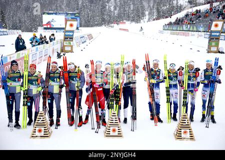 Planica, Slovénie. 02nd mars 2023. Ski nordique: Championnats du monde, cross-country - relais 4 x 5 km, femmes. (À partir de la gauche) deuxième place pour l'Allemagne (Laura Gimmler, Katharina Hennig, Pia Fink, Victoria Carl), gagnante pour la Norvège (Tiril Udnes Weng, Astrid Öyre Slind, Ingvild Flugstad Östberg, Anne Kjersti Kalvaa) et troisième place pour la Suède (Emma Ribom, Ebba Anderba Andersson, Karlda Dahlsson, Karlja Maksson, Karlsson. Credit: Daniel Karmann/dpa/Alay Live News Banque D'Images