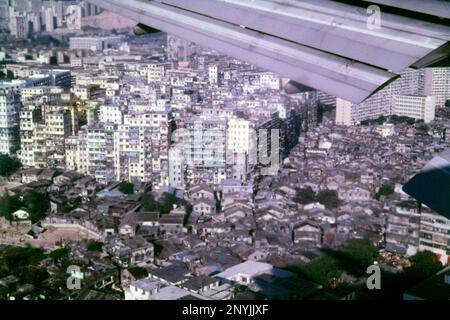 Kowloon Walled City, vue ci-dessous une aile d'avion arrivant, Kowloon, Hong Kong, en fin d'après-midi, le 4 novembre 1978. Ce fut un point de vue qui a accueilli tant de passagers arrivant sur l'approche finale de l'ancien aéroport de Kai Tak (remplacé par Chep Lap Kok, aéroport international de Hong Kong en 1998.) Banque D'Images