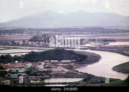 Vue depuis le poste de police de Lok Ma Chau en 1979, regardant vers le nord dans la République populaire de Chine. Ha WAN Village (Hong Kong) est en bas à gauche, les champs au-delà de la rivière Shenzhen dans la province du Guangdong, sont où une partie de la mégapole de Shenzhen se trouve maintenant. Banque D'Images