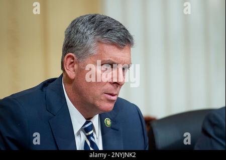 Washington, États-Unis d'Amérique. 28th févr. 2023. Représentant des États-Unis Darin LaHood (républicain de l'Illinois) Écoute les témoins lors de la réunion du Comité spécial de la Chambre des représentants des États-Unis sur la concurrence stratégique entre les États-Unis et le Parti communiste chinois qui entend « la menace du Parti communiste chinois envers l'Amérique » dans le bâtiment du Bureau de la Maison-canon à Capitol Hill à Washington, DC, mardi, 28 février 2023. Crédit: Rod Lamkey/CNP/Sipa USA crédit: SIPA USA/Alay Live News Banque D'Images