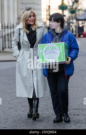 Downing Street, Londres, Royaume-Uni. 2nd mars 2023. Michelle Collins, ambassadrice de charité pour enfants de Barnardo et ancienne actrice EastEnders, ainsi que Darya, 17 ans, de Bristol, qui s'est appuyé sur des repas scolaires gratuits, ont remis une pétition signée par 32 000 personnes à Downing Street, qui appelle le gouvernement à introduire des repas scolaires gratuits pour tous les élèves de l'école primaire en Angleterre. Photo par Amanda Rose/Alamy Live News Banque D'Images