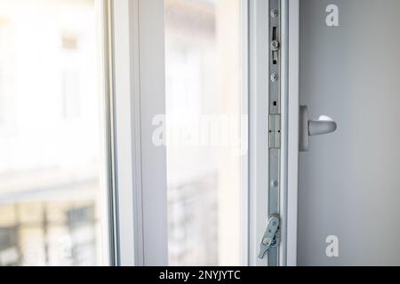 Cadre de fenêtre en plastique blanc avec raccords rapprochés. Accessoires et quincaillerie pour fenêtres et portes en UPVC. Banque D'Images