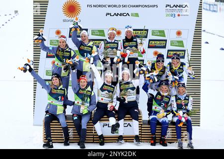 Planica, Slovénie. 02nd mars 2023. Ski nordique: Championnats du monde, cross-country - relais 4 x 5 km, femmes. (À partir de la gauche) deuxième place en Allemagne (Laura Gimmler, Katharina Hennig, Pia Fink, Victoria Carl), gagnante en Norvège (Tiril Udnes Weng, Astrid Öyre Slind, Ingvild Flugstad Östberg, Anne Kjersti Kalvaa) et troisième place en Suède (Emma Ribom, Ebba Andersson, Fridvist, Karlda Maksson, Karlja Maksson). Credit: Daniel Karmann/dpa/Alay Live News Banque D'Images