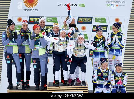 Planica, Slovénie. 02nd mars 2023. Ski nordique: Championnats du monde, cross-country - relais 4 x 5 km, femmes. (À partir de la gauche) deuxième place en Allemagne (Laura Gimmler, Katharina Hennig, Pia Fink, Victoria Carl), gagnante en Norvège (Tiril Udnes Weng, Astrid Öyre Slind, Ingvild Flugstad Östberg, Anne Kjersti Kalvaa) et troisième place en Suède (Emma Ribom, Ebba Andersson, Fridvist, Karlda Maksson, Karlja Maksson). Credit: Daniel Karmann/dpa/Alay Live News Banque D'Images