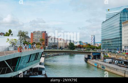 Vienne, Autriche - 28 août 2022 : le canal du Danube à Vienne, Autriche, la frontière entre le quartier du Stadt intérieur sur la gauche et le quartier de Leopoldstadt Banque D'Images