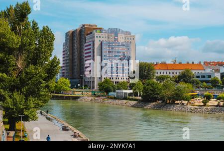 Vienne, Autriche - 28 août 2022: Le canal du Danube à Vienne, Autriche, vu du pont Aspernbrucke, avec le quartier de la Landstrasse sur la droite, sur une Banque D'Images