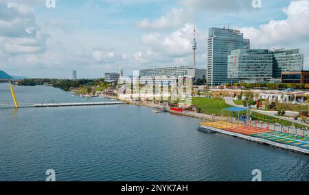 Vienne, Autriche - 28 août 2022: Une vue sur le Danube à Vienne, Autriche, et la zone de loisirs CopaBeach et Donau ville, également connu sous le nom de Vienne DC, Banque D'Images