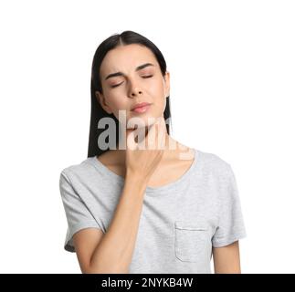 Jeune femme effectuant un auto-examen de la thyroïde sur fond blanc Banque D'Images