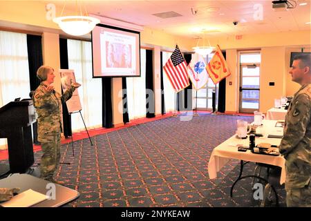 Aumônier (lieutenant-colonel) Amy Noble, avec le bureau de soutien religieux de la garnison de fort McCoy, donne la bénédiction et la prière finale le 19 janvier 2023, au cours de la 2023 fort McCoy, Wisconsin, Martin Luther King Jr Journée de célébration au centre communautaire McCoy. Des dizaines de personnes ont assisté à l'événement coordonné par le Bureau de l'égalité des chances de fort McCoy. Marcus Gentry, innovateur, conférencier et consultant, a servi de conférencier invité. Banque D'Images