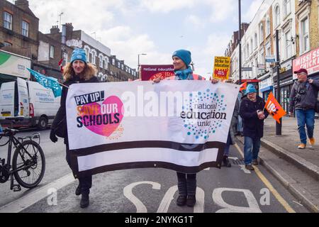 Londres, Angleterre, Royaume-Uni. 2nd mars 2023. Les enseignants ont défilé à Islington et ont organisé un rassemblement à l'extérieur de l'hôtel de ville d'Islington alors que les grèves du Syndicat national de l'éducation se poursuivent. (Credit image: © Vuk Valcic/ZUMA Press Wire) USAGE ÉDITORIAL SEULEMENT! Non destiné À un usage commercial ! Crédit : ZUMA Press, Inc./Alay Live News Banque D'Images