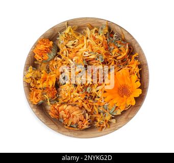 Bol en bois avec fleurs de calendula sèches et fraîches isolées sur blanc, vue de dessus Banque D'Images