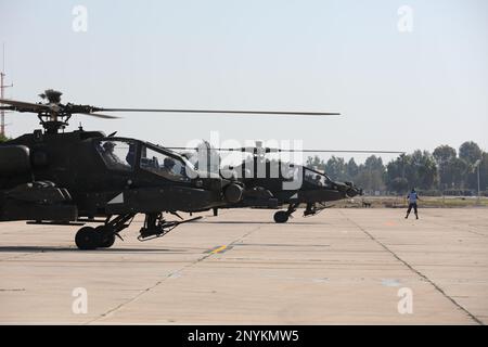 Les soldats de la Brigade de l'aviation de combat 36th, Force opérationnelle Spartan, se préparent à décoller pendant l'exercice Juniper Oak 23. Les hélicoptères Apache AH-64 ont été testés avec des cibles engageantes sur une aire de tir en direct établie en mer Méditerranée en coordination avec la marine américaine et israélienne afin de démontrer l'engagement des États-Unis envers la sécurité d'Israël et de renforcer l'interopérabilité des forces américaines et israéliennes Banque D'Images